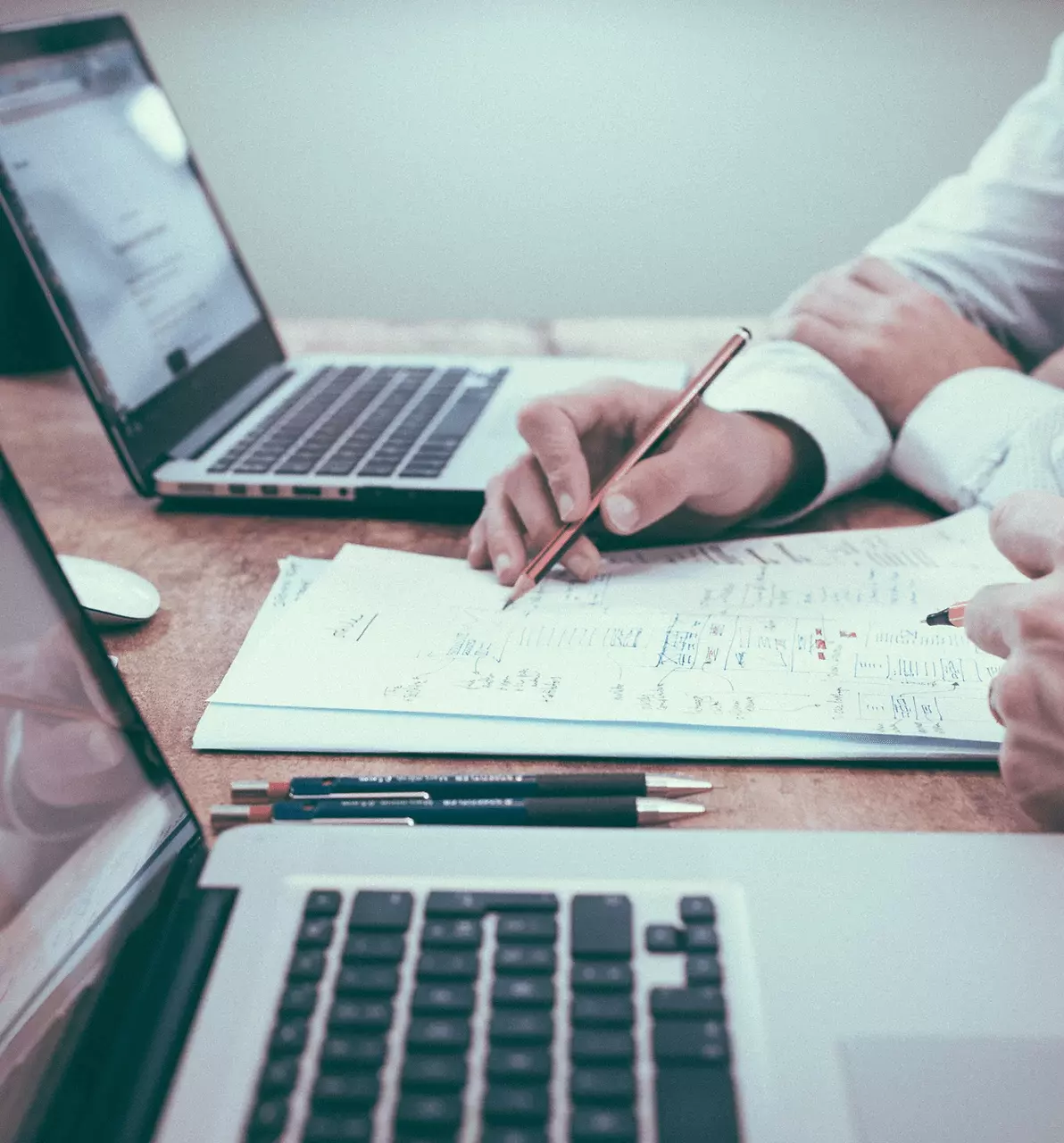 Person arbeitet an Schreibtisch